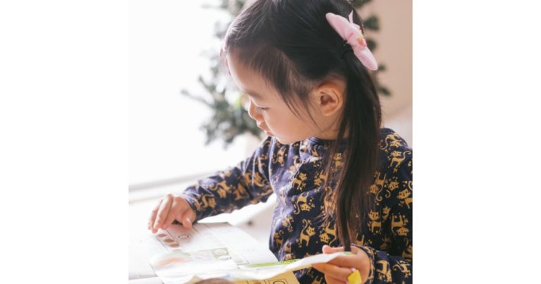 勉強をする女の子