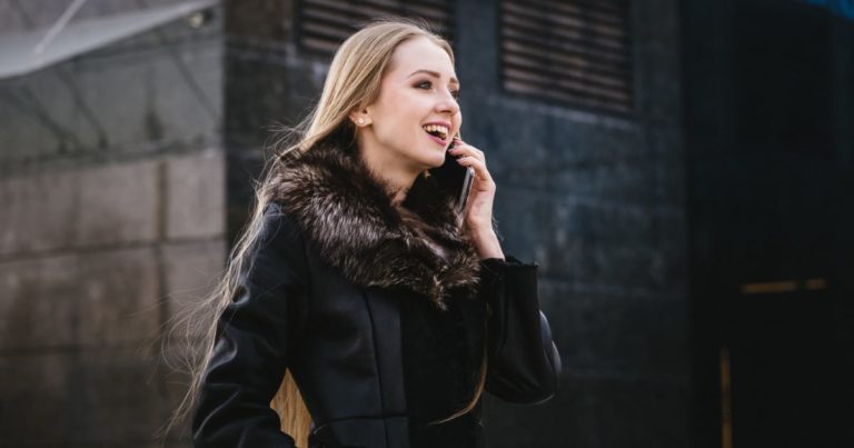 歩きながらスマホで電話する外国人美女