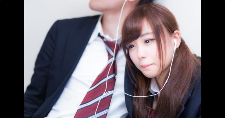 彼氏とイヤホンで音楽を聞く美少女女子高生