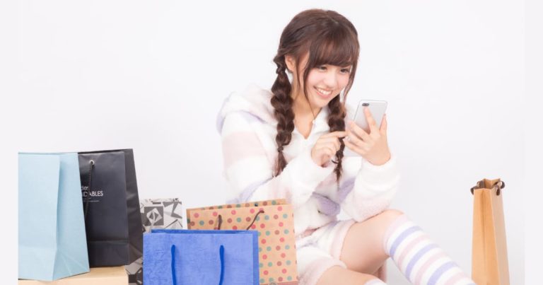 スマホのネット通販で買い物する美少女