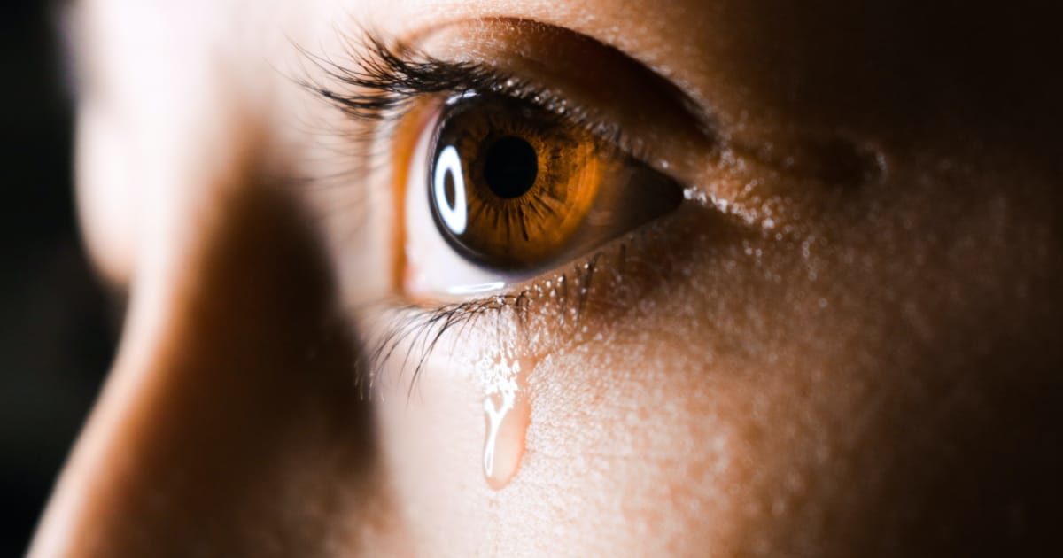 泣く女性の瞳、涙