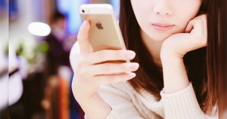 iPhoneを見る女性