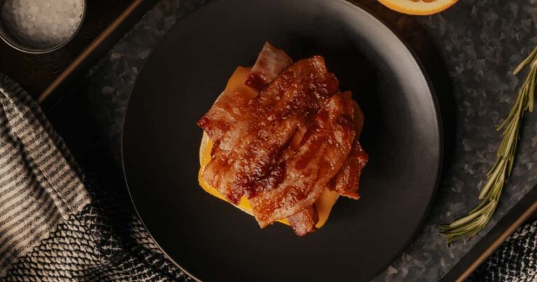 日本の「宮崎の道端によく落ちてる物」が謎すぎる！ベーコンにしか見えない？【タイ人の反応】