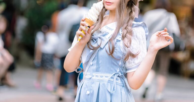 ソフトクリームを食べる美少女