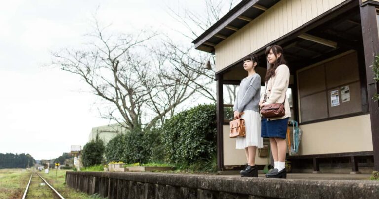 日本の「田舎の無人駅」がまるで異世界！中と外のギャップが凄すぎる！【タイ人の反応】