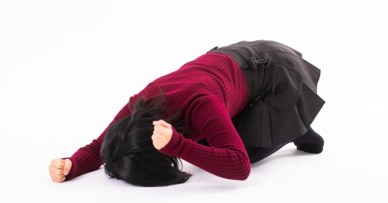 床を叩く女性