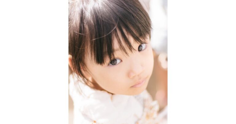 こちらを見つめる可愛い女の子