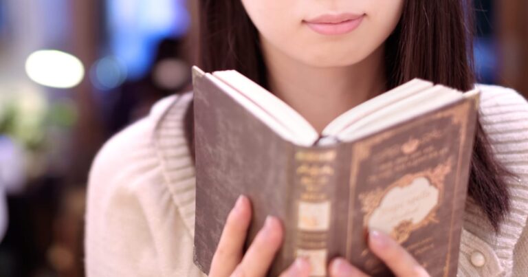 読書をする女性