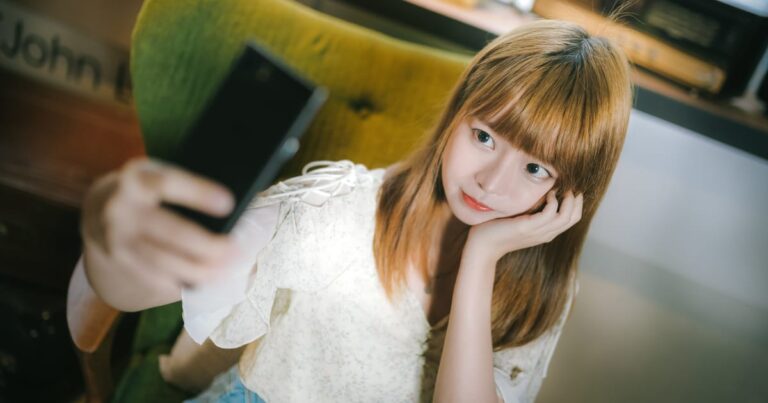 自撮りする美少女