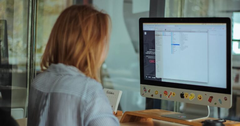 日本の「iMacを専用バッグで持ち歩く写真」なにこれ目立つｗｗｗ【タイ人の反応】