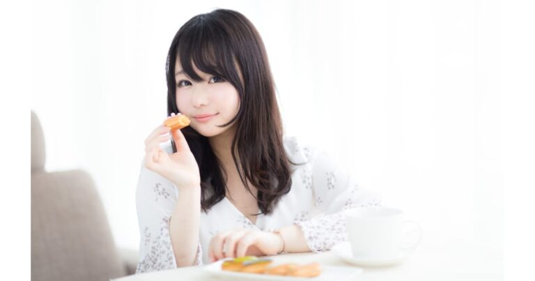 エクレアを食べる美少女