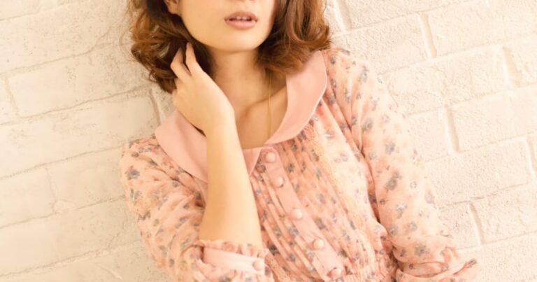 髪を触る女性モデル