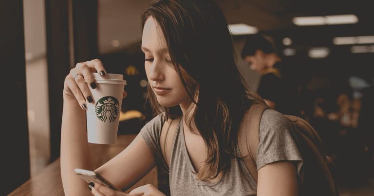 スターバックスでコーヒーを飲む美人外国人