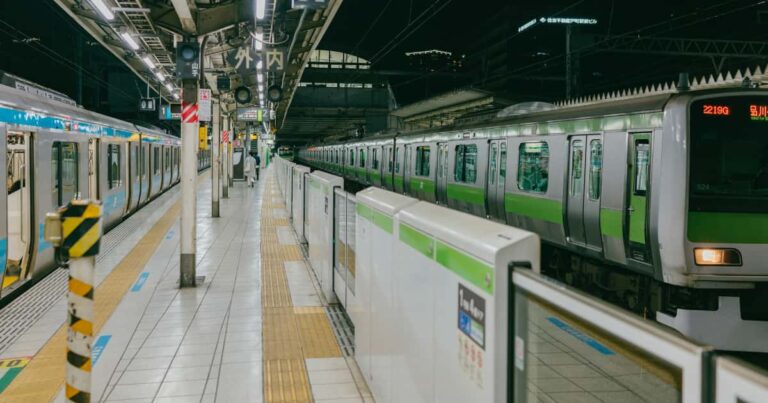 日本の「目黒線のホームドア」に自動車のアレが使われてて笑ったｗｗｗ【タイ人の反応】