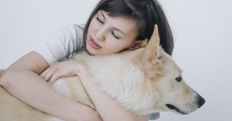 犬を抱きしめる外国人美女