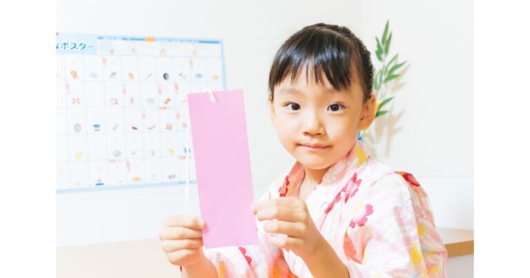 七夕の短冊を持つ可愛い少女