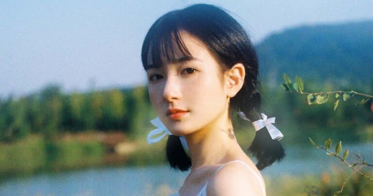 白いドレスを着た美少女