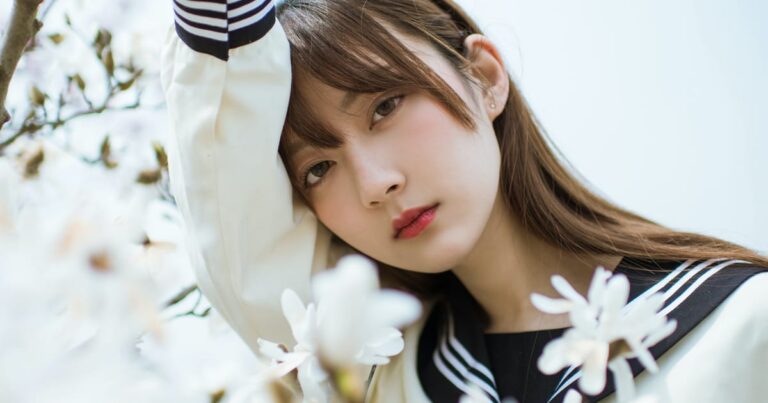 こちらを睨む美少女女子高生