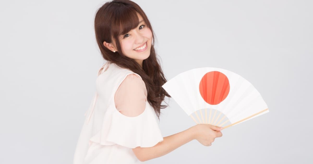 日本の国旗の扇子を持った美少女