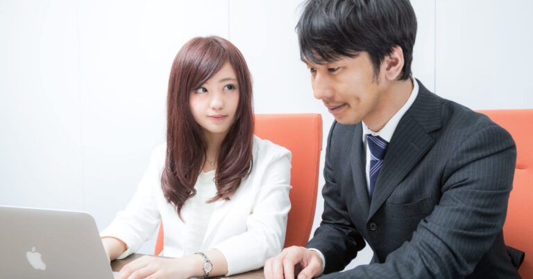 会議をする男女