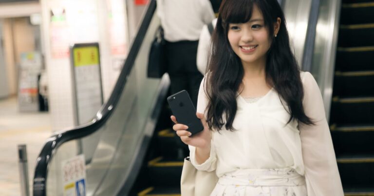駅のエスカレーターを降りた美少女