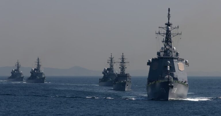 米海兵隊員が自衛隊に「日本のアニメの抱き枕カバー」を見せつける動画が世界中で話題に！【タイ人の反応】