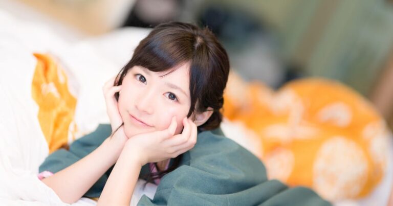寝ながらこっちを見る美少女