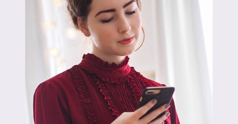 スマホを見る外国人美女