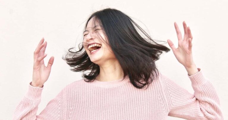 大笑いする女性