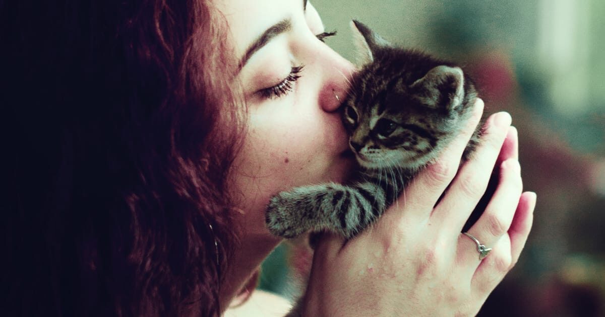 ネコにキスする外国人女性