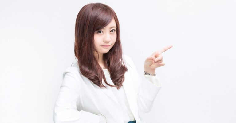 何かを指差す美少女