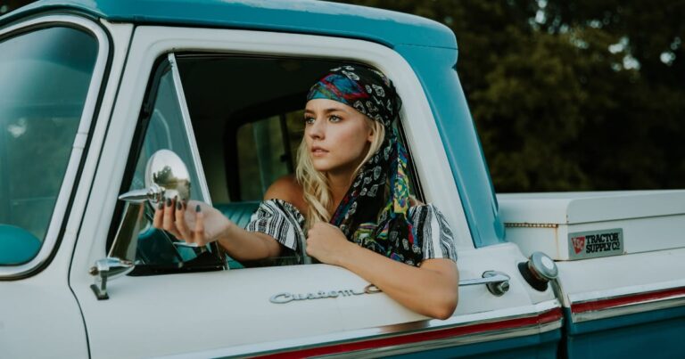 トラックを運転する外国人美女