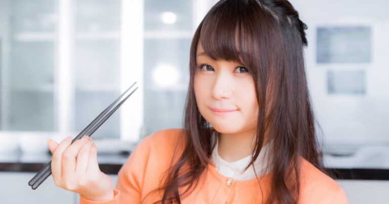 お箸を持つ美少女