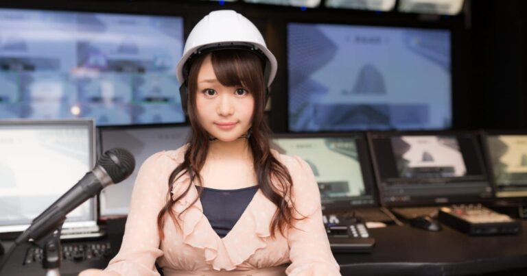 ヘルメットを被り地震のニュースを伝える美人アナウンサー