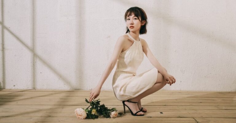 部屋に花を置く美少女