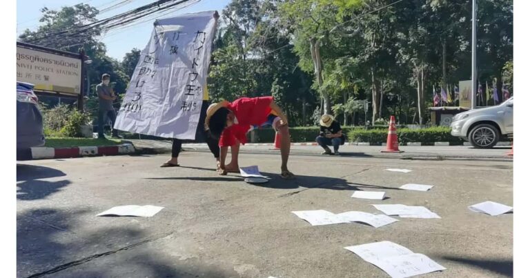 ルフィのコスプレをし、刑法112条違反の疑いで起訴された24歳の青年が「ギア2」のポーズで起訴内容を否認