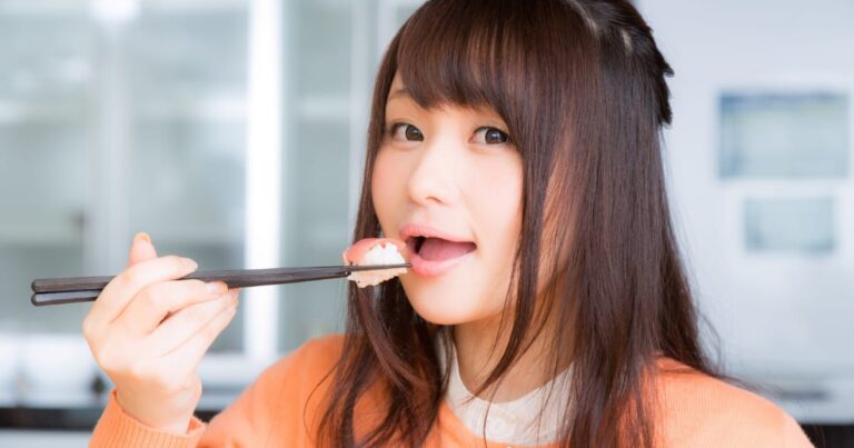 日本の回転寿司の「アワビ」にレモンを絞った結果！【タイ人の反応】