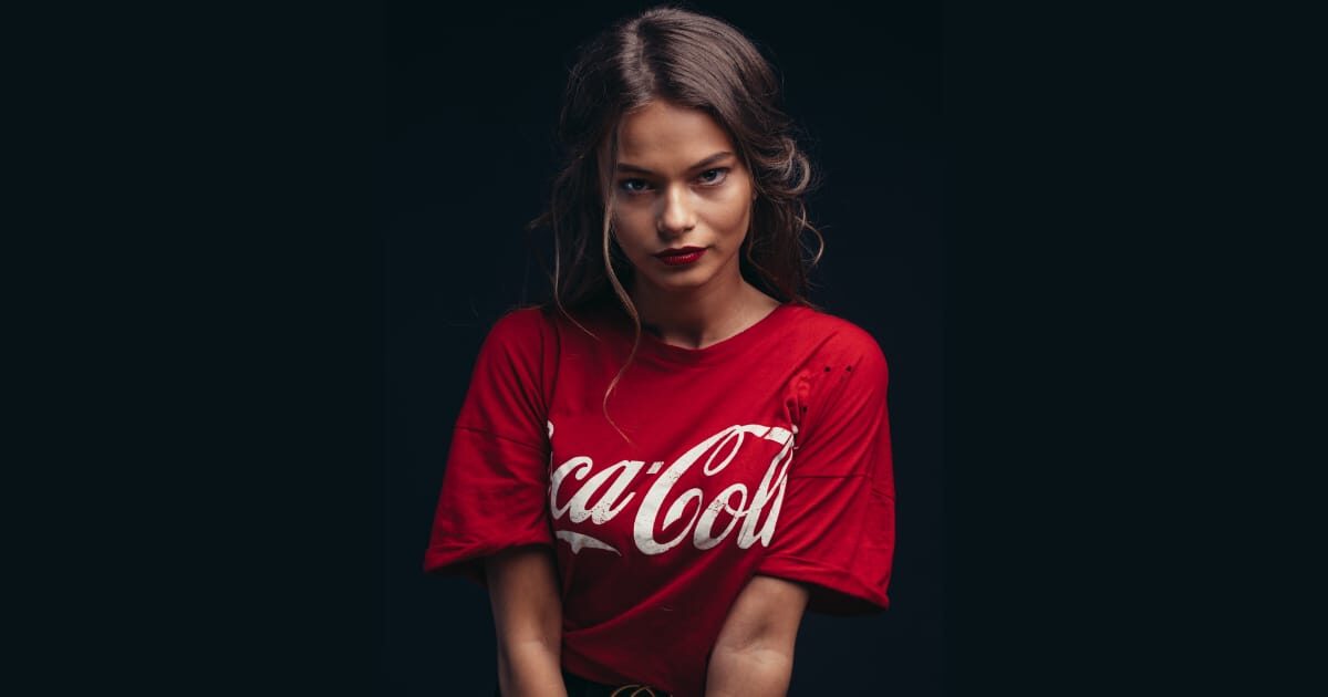 コカ・コーラのシャツを着る外国人美女