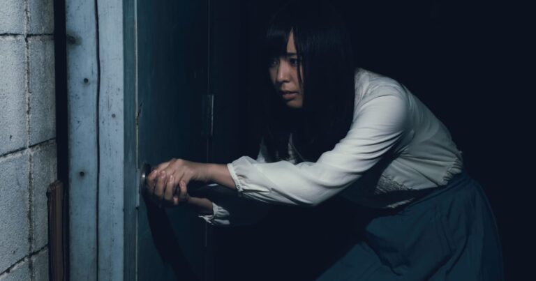 おそるおそるドアを開ける美女