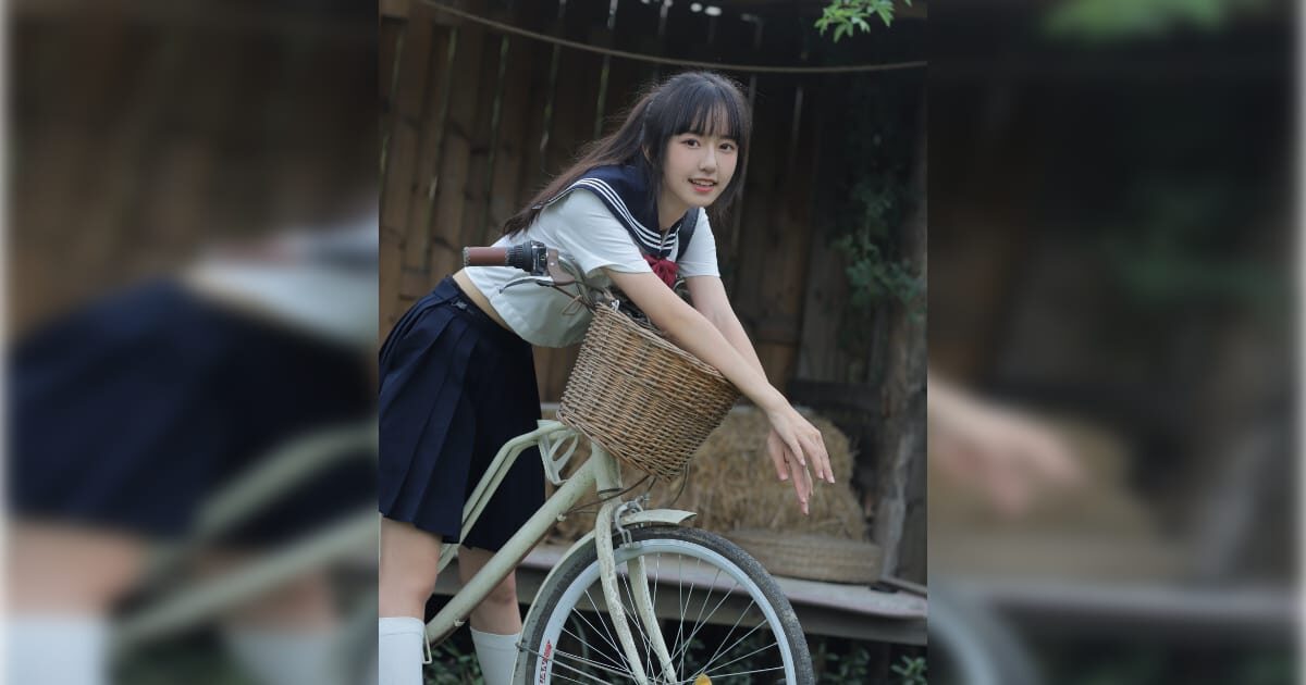 自転車に乗る女子高生
