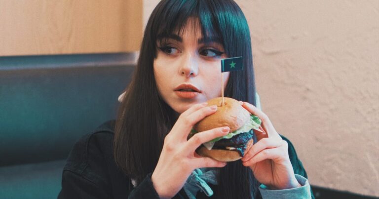 ハンバーガーを持つ外国人美女