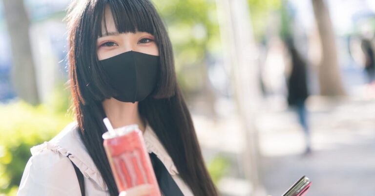 ピンモンを持ったマスク美少女