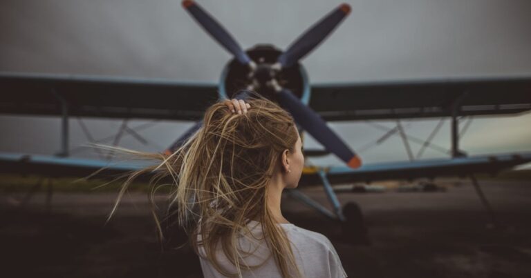飛行機の前に立つ外国人美女