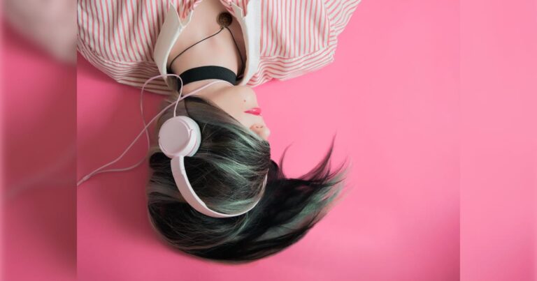 ヘッドホンをして音楽を聴く外国人美女