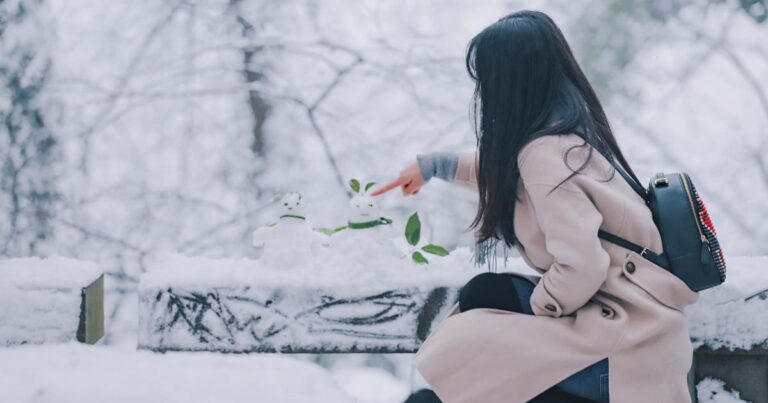 雪だるまを突付く美少女