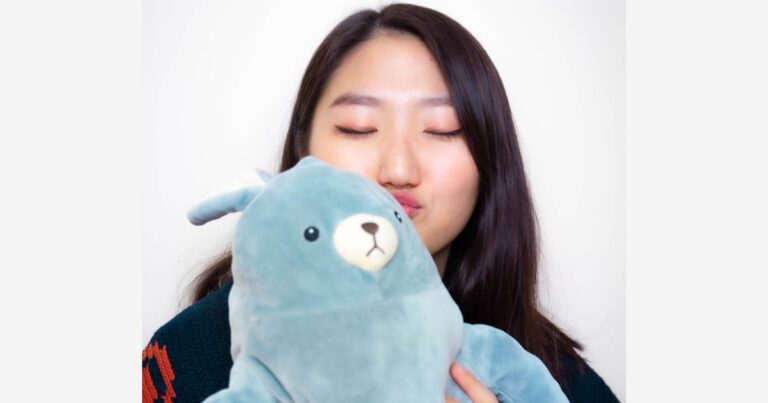 ぬいぐるみを持つ女性