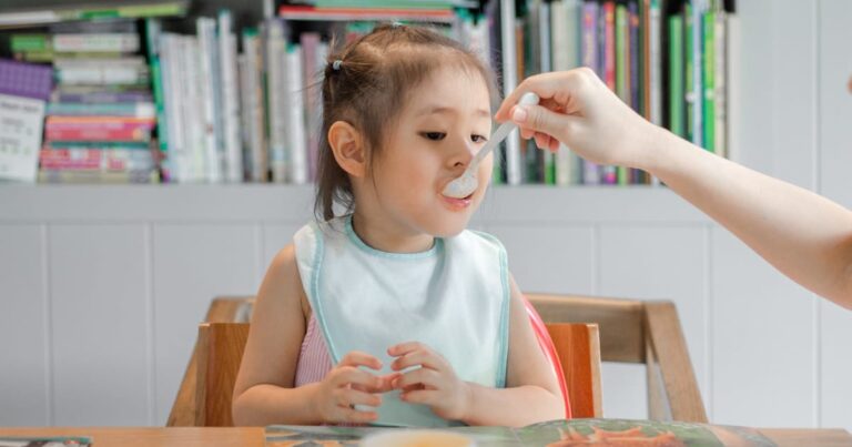 子供に食べさせる