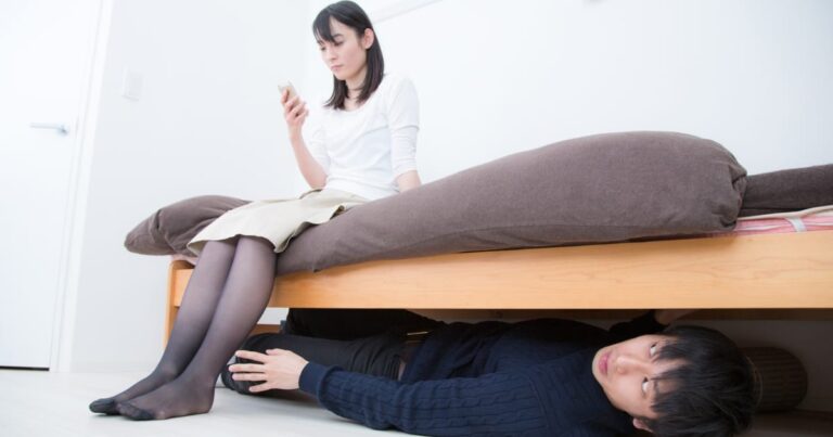 ベッドの下に男