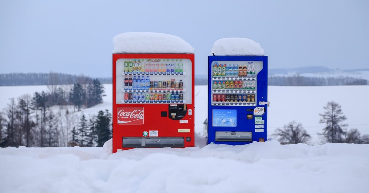 雪の中の自動販売機
