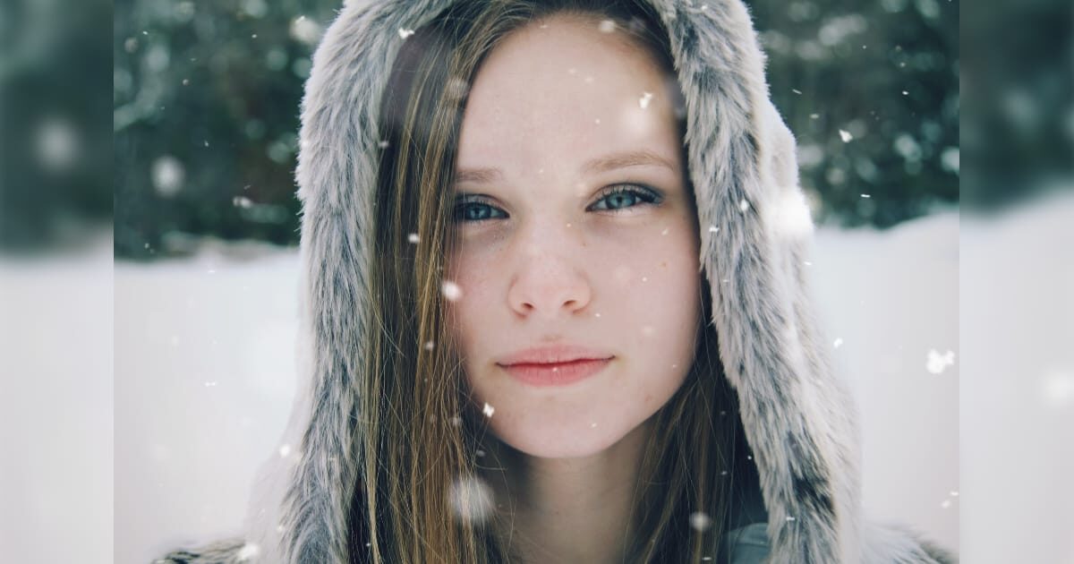 雪が降る中の美しい外国人美女